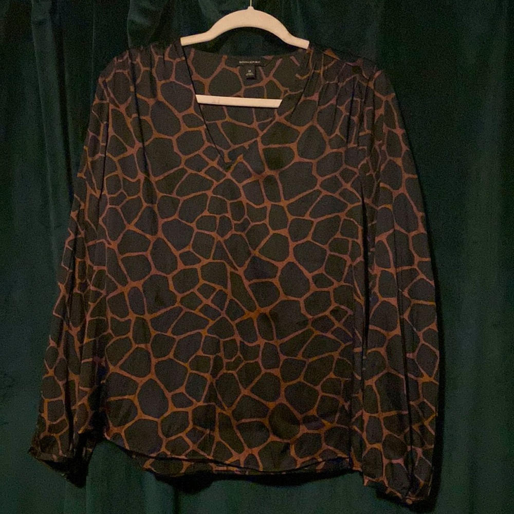 Excellent condition. Banana Republic long sleeve blouse. Very comfortable